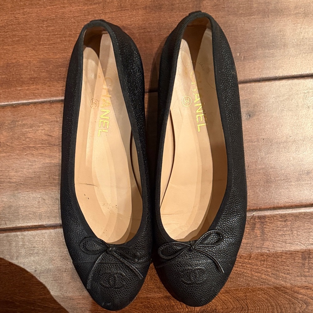 CHANEL Black Textured Leather Flats - Picture 3 of 7